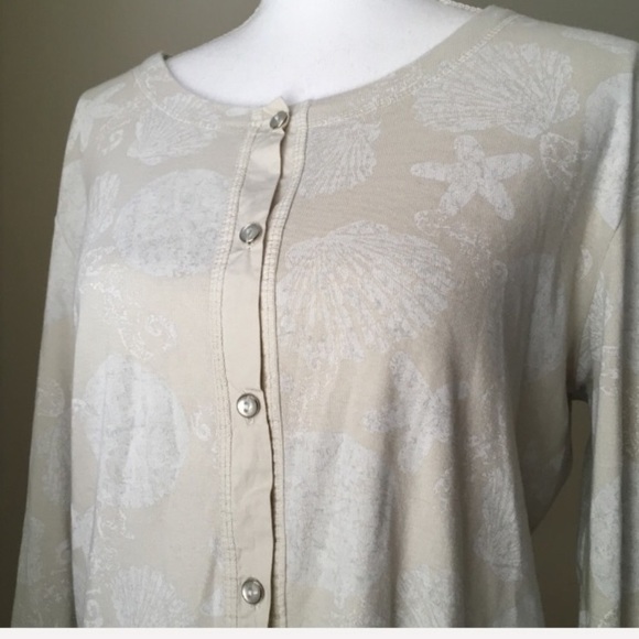 3 for $15 🔴 Cream Seashell Crewneck Cardigan - Picture 2 of 7